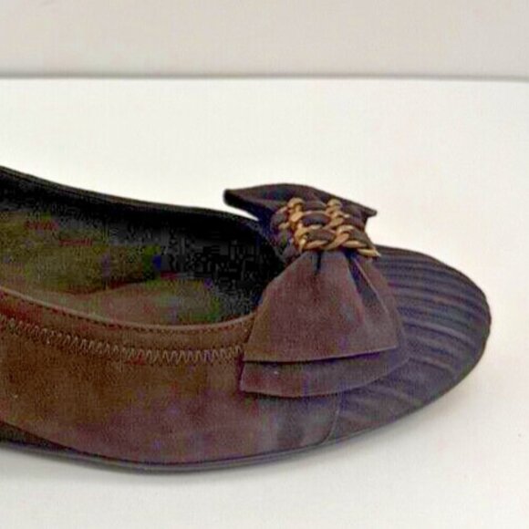STUART WEITZMAN Women’s 9 Dark Brown Suede Pleated Gold Bow Wedge Heel Shoes - Picture 6 of 16